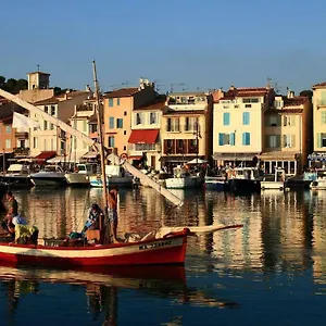 https://le-piano-cassis.fr-provencehotel.com